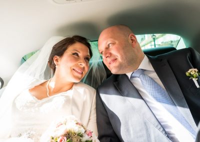 Brautpaar im Auto